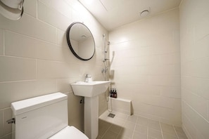 2PC room | Premium bedding, desk, free WiFi, bed sheets