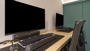Un espacio de trabajo con dos monitores, un teclado y un ratón sobre un escritorio de madera.