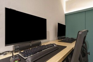 2PC room | Premium bedding, desk, free WiFi, bed sheets