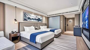 客房内保险箱、办公桌、笔记本电脑工作区、遮光窗帘