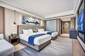 In-room safe, desk, laptop workspace, blackout drapes - Mehood Lestie International Hotel Linhexi Guangzhou East Railway Branch - Free Shuttle Bus to Canton Fair Complex During Canton Fair Period (Guangzhou)
