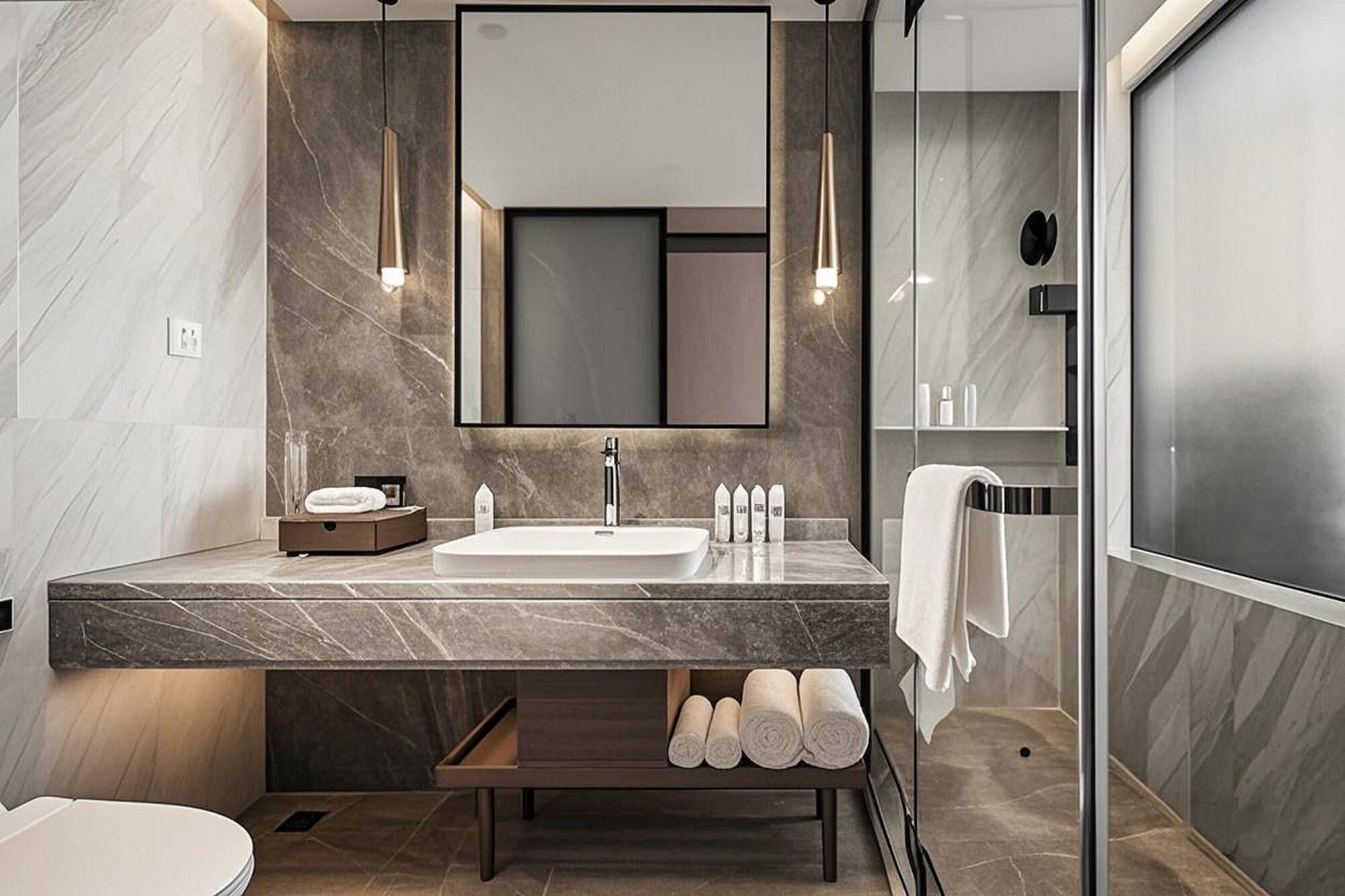 Articles de toilette gratuits, sèche-cheveux, chaussons