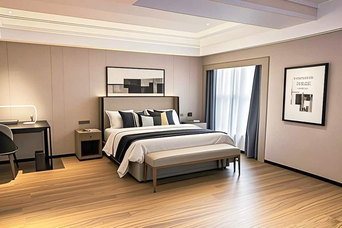 Une chambre d’hôtel moderne avec un grand lit, des tables de chevet, un bureau et une fenêtre avec des rideaux.