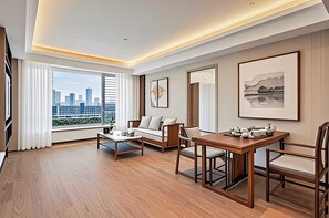 Signature-Suite | Zimmersafe, Schreibtisch, laptopgeeigneter Arbeitsplatz