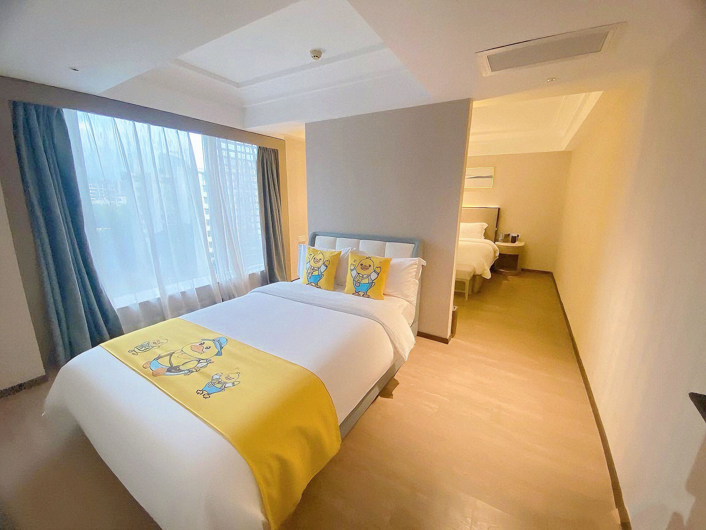 Signature suite | Een kluis op de kamer, een bureau, een laptopwerkplek