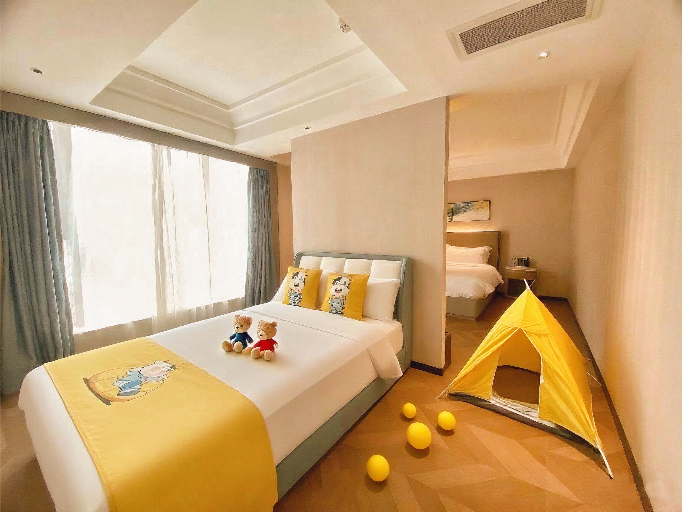 Caja de seguridad en la habitación y escritorio 