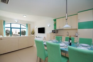 Appartement Familial, 2 chambres, vue plage, en front de plage | Restauration dans la chambre