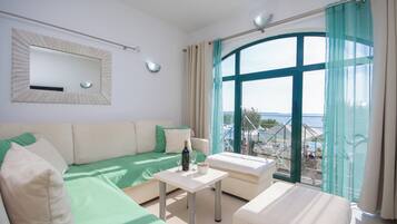 Family Apartment, 2 Bedrooms, Beach View, Beachfront | Living area