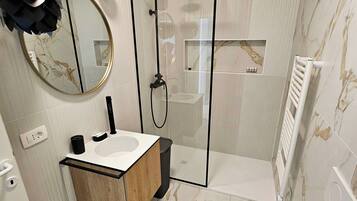 Family Apartment, 2 Bedrooms, Beach View, Beachfront | Bathroom