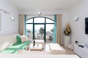 Appartement Familial, 2 chambres, vue plage, en front de plage | Coin séjour