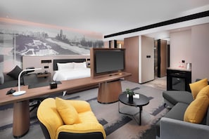 Business suite, uitzicht op stad | Een kluis op de kamer, een bureau, een laptopwerkplek