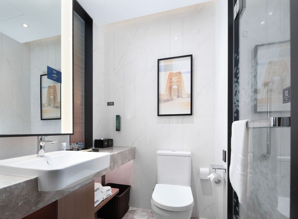 Shower, rainfall showerhead, free toiletries, hair dryer