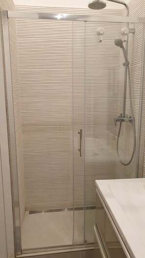 Douche, séchoir à cheveux, serviettes fournies, savon