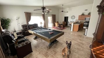 TV connectée, table de tennis de table, livres