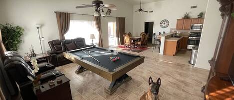 Smart-tv, een tafeltennistafel en boeken