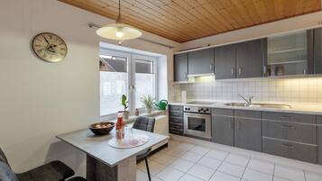 Fridge, oven, stovetop, coffee/tea maker