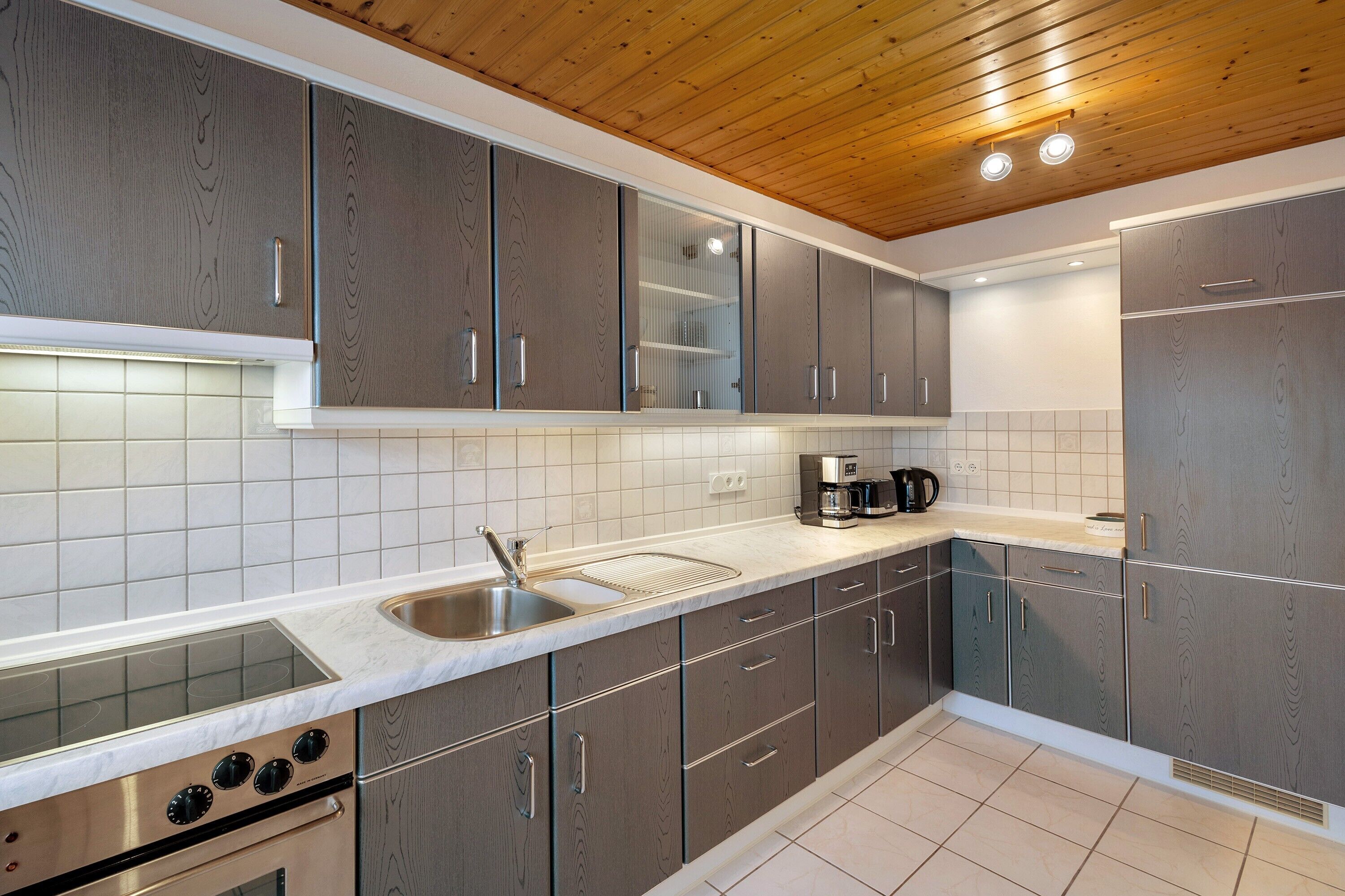 Refrigerador, horno, placa de cocina, cafetera/tetera