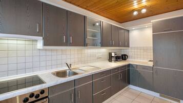 Refrigerador, horno, placa de cocina, cafetera/tetera