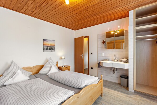 1 bedroom, free WiFi, bed sheets