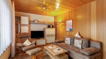 Een televisie en een stereo