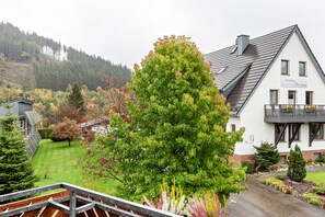 Property grounds - Apartment 'Iberg' with Shared Garden, Balcony and Wi-Fi (Willingen (Upland))