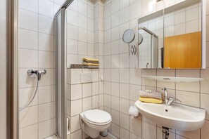 Shower, hair dryer, towels - Apartment 'Iberg' with Shared Garden, Balcony and Wi-Fi (Willingen (Upland))