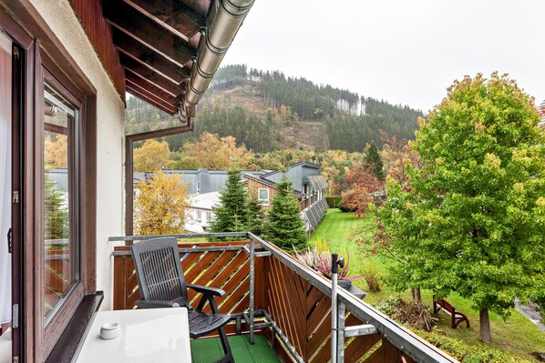Property grounds - Apartment 'Iberg' with Shared Garden, Balcony and Wi-Fi (Willingen (Upland))