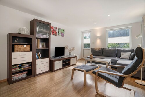 Ferienhaus 'Baumfuchs' mit Seenähe, privater Terrasse und Wi-Fi