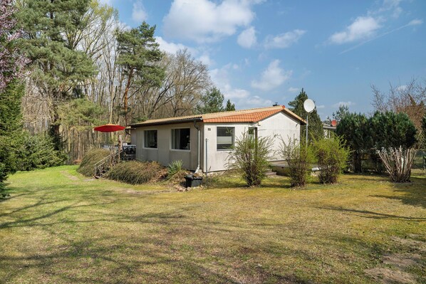 Exterior - Holiday Home 'Baumfuchs' with Lake View, Private Terrace and Wi-Fi (Wesenberg)