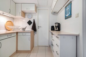 Fridge, oven, stovetop, coffee/tea maker