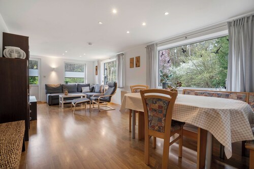 Ferienhaus 'Baumfuchs' mit Seenähe, privater Terrasse und Wi-Fi