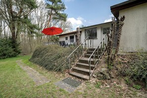 Exterior - Holiday Home 'Baumfuchs' with Lake View, Private Terrace and Wi-Fi (Wesenberg)