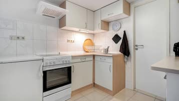 Fridge, oven, stovetop, coffee/tea maker