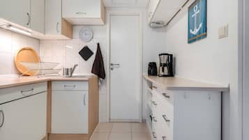 Réfrigérateur, four, plaque de cuisson, cafetière/bouilloire