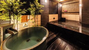 A modern spa area with a hot tub, bamboo plants, and wooden paneling. - APA Hotel Akabane Iwabuchi Ekimae (Tokyo)