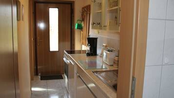 Kühlschrank, Ofen, Herdplatte, Wasserkocher mit Kaffee-/Teezubehör