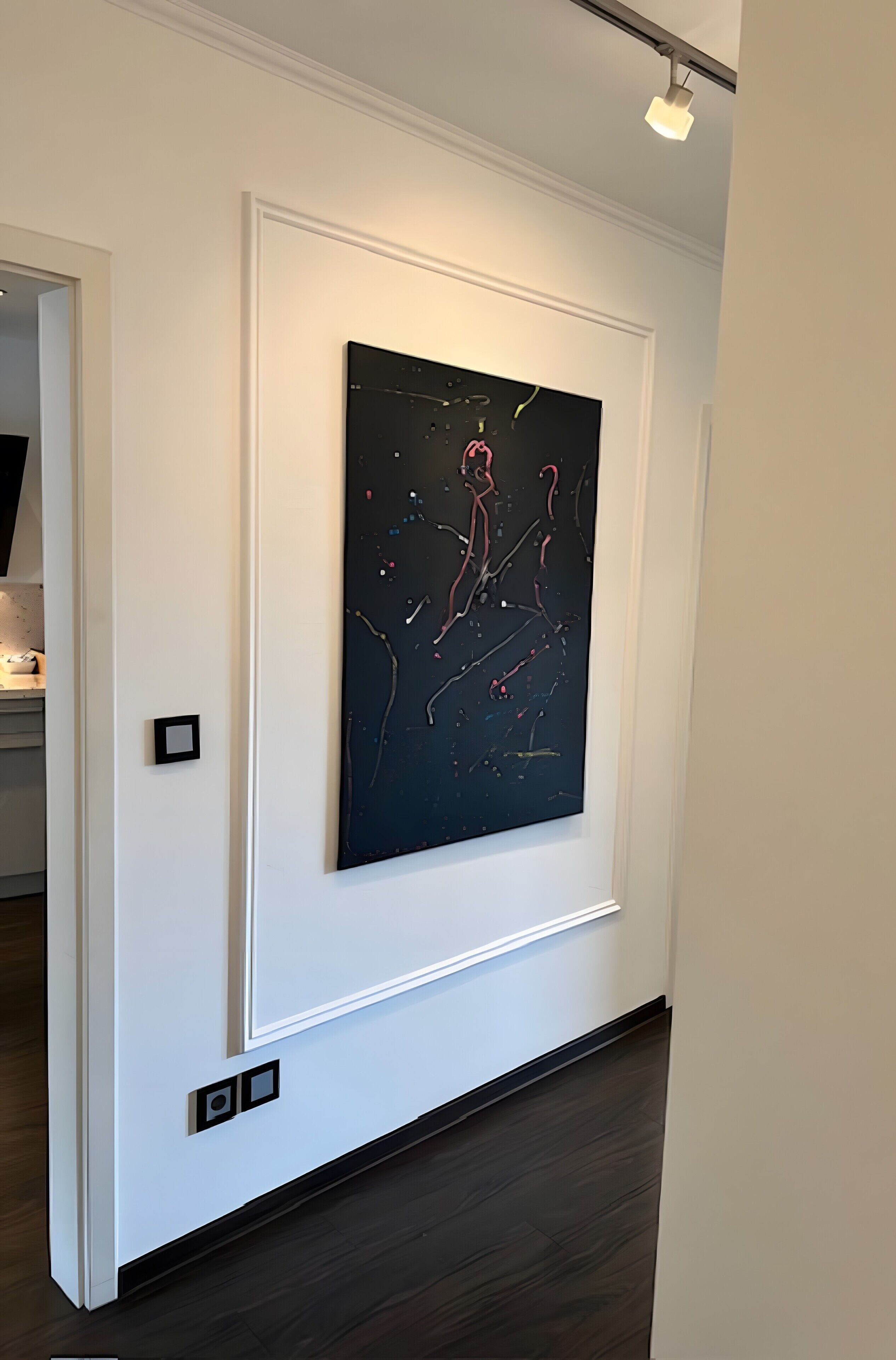 Et moderne kunstgalleri med et enkelt abstrakt maleri udstillet.