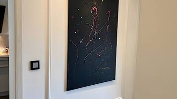 Et moderne kunstgalleri med et enkelt abstrakt maleri udstillet.