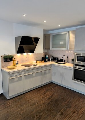 Kylskåp, mikrovågsugn, diskmaskin och kaffe- och tebryggare