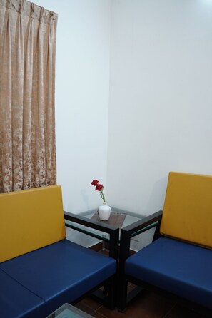 Cottage, 2 Bedrooms, Mountain View | Living area