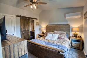 Tabla de planchar con plancha, wifi gratis y ropa de cama 