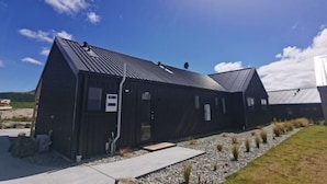 Een modern gebouw met een schuin dak en een kleine ingang.