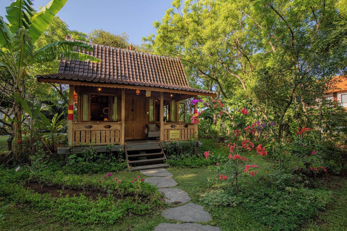Traditional Cabin, 1 Bedroom, Garden View, Garden Area | Soundproofing, WiFi (free), individually decorated