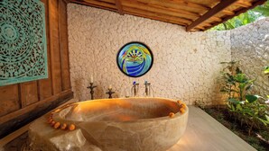 Traditional Bungalow, 2 Bedrooms, Mountain View | Deep soaking bathtub - Ananda Villas Bali (Pemuteran)