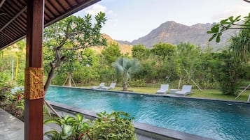 Kolam renang terbuka, kerusi lepak pantai