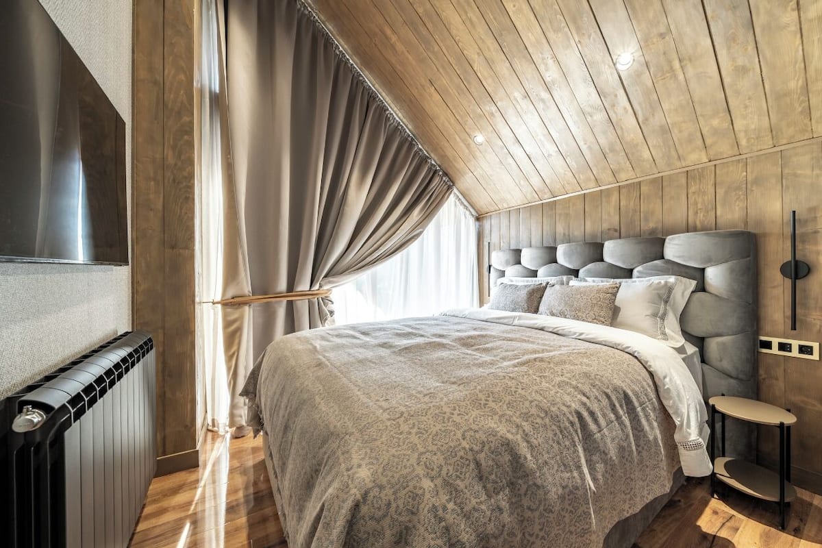 Coffre-fort, rideaux dâobscurcissement, fer et planche Ă repasser