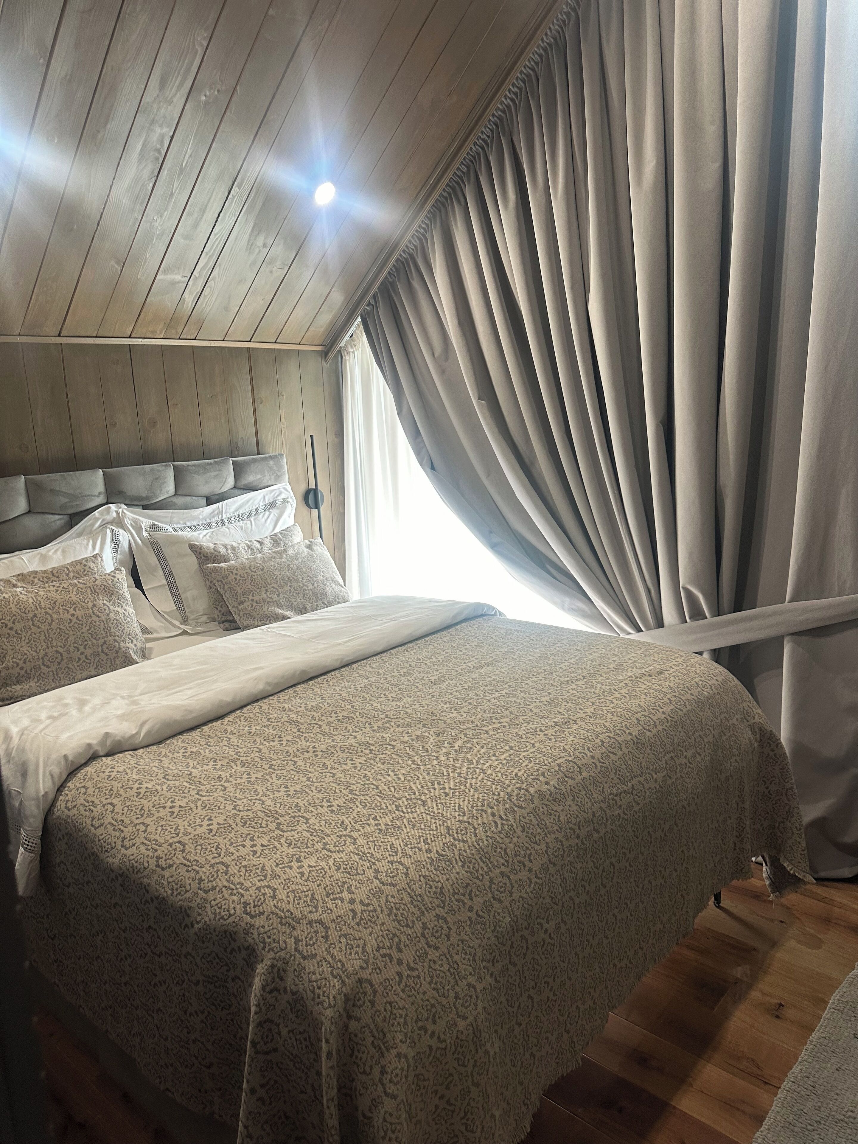 Peti besi dalam bilik, langsir/tirai gelap terus 