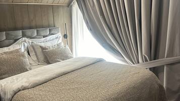 Peti besi dalam bilik, langsir/tirai gelap terus