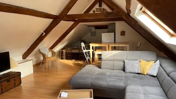 Familienapartment, Mehrere Schlafzimmer, Nichtraucher, Poolblick | Wohnbereich