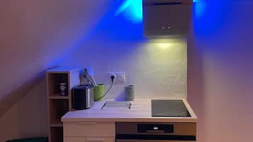 Family Apartment, Multiple Bedrooms, Non Smoking, Pool View | Private kitchen